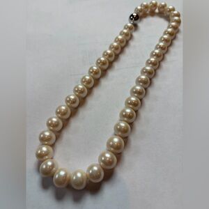 Real Authentic Elegant Cream Pearl Necklace with magnetic clasp
